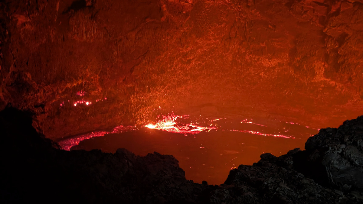 活火山の火口に立ち、揺らぐ地面と熱を感じた瞬間