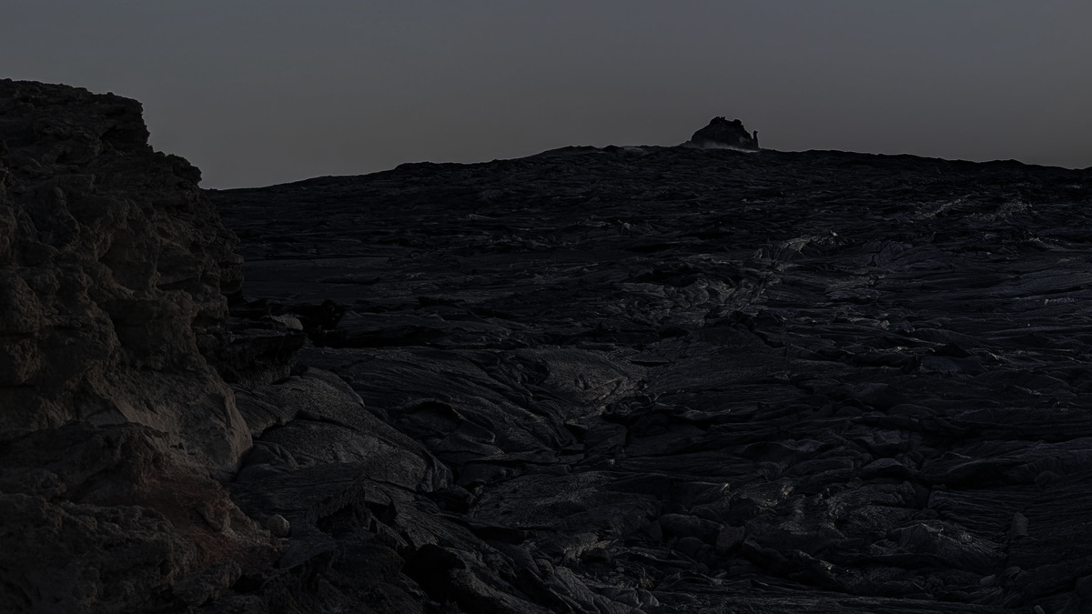 夜のエルタアレ火山、溶岩台地を歩く