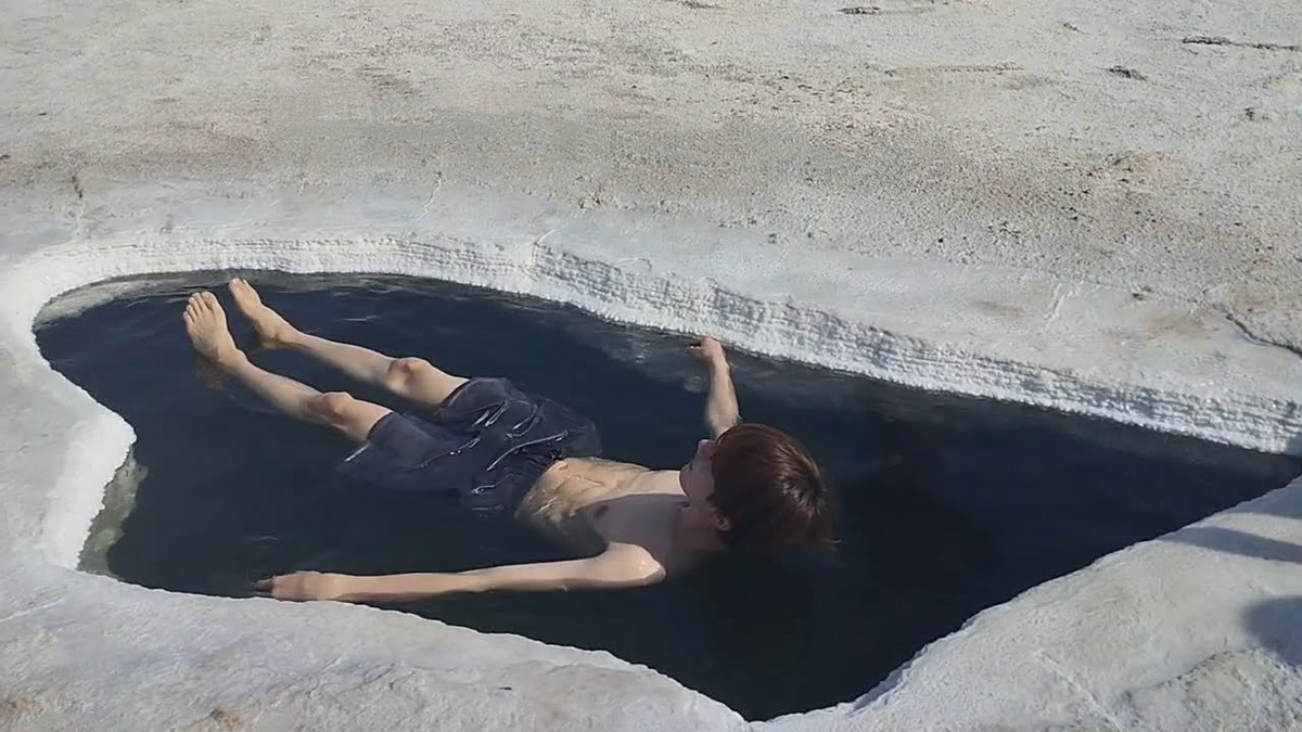 アサレ湖の塩のプールに浮かぶ私。