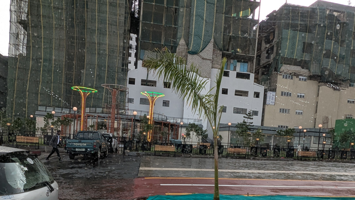 エチオピアの首都アディスアベバの雨の日の街並み