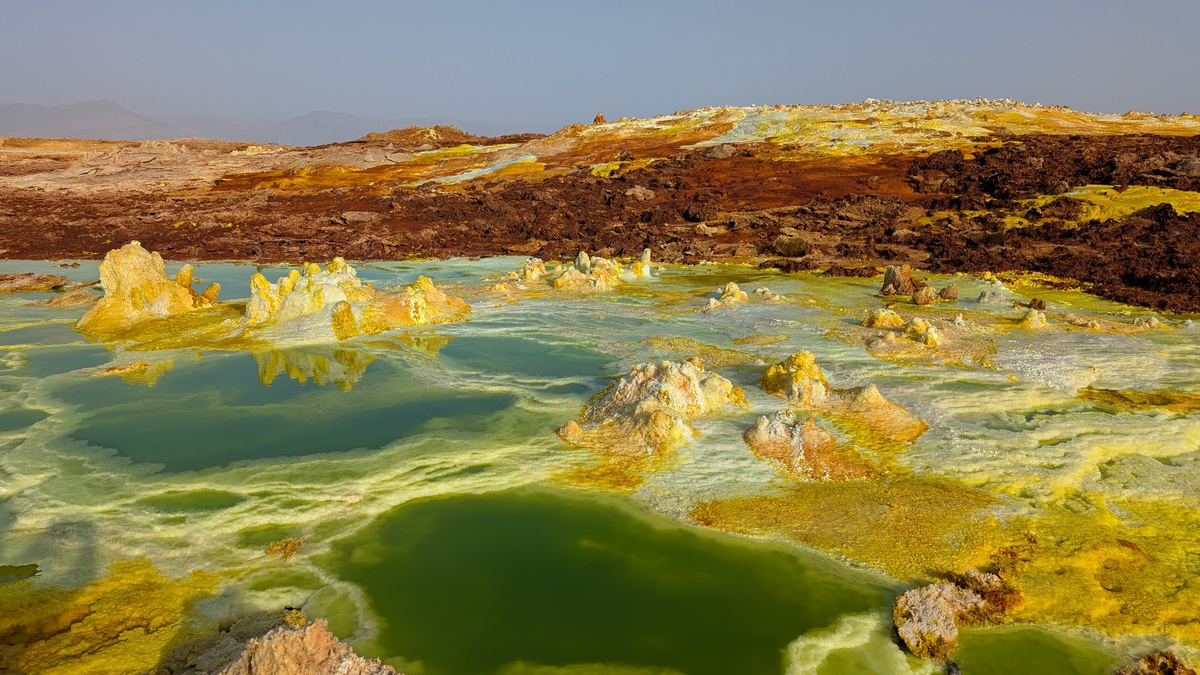 色とりどりの酸性泉が広がる、地球とは思えない地表